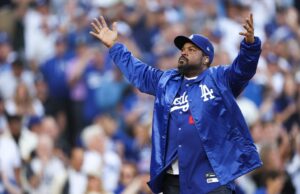 Ice Cube entregado Trofeo de la Serie Mundial a La Dodgers el día de la inauguración