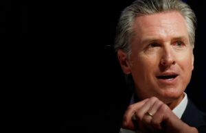 Gavin Newsom, gobernador demócrata de California, dice que las mujeres trans que practican deportes son “profundamente injustas”