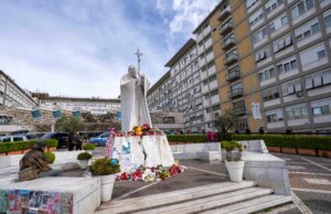 El Papa Francisco alaba a Dios por aquellos que brillan 'Luz de su amor infinito' en el mundo