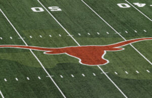 Texas autoinforma cinco violaciones de la NCAA relacionadas con las apuestas deportivas: dos jugadores de fútbol envueltos en escándalo