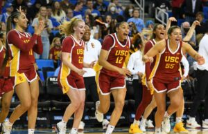 Ranking de baloncesto universitario femenino: USC, UConn Rise, mientras que Texas conserva el puesto número 1; Notre Dame sale de los cinco mejores