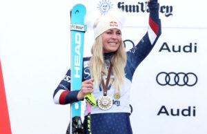 Lindsey Vonn se convierte en una mujer mayor de la medalla en una carrera de la Copa Mundial después de salir de la jubilación