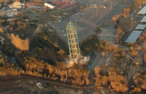 La implosión de la montaña rusa más alta del mundo Kingda Ka atrapada en la cámara durante la demolición de Six Flags