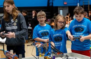 Los alumnos de quinto grado de Woodland Hills se dirigen al Campeonato Mundial para la Competencia de Robótica