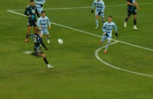 Hassani Dotson de Minnesota United logra una escandalosa volea fuera de la caja vs. Sporting Kansas City