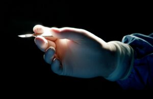 Hospitales que continúan las cirugías intersexuales mientras detienen la atención que afirma el género