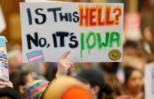 Iowa se convierte en el primer estado en revertir las protecciones de discriminación existentes para las personas trans