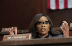 Jasmine Crockett se disculpa con el mundo después de que Trump-Zelensky choque