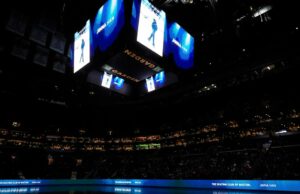 Honor de homenaje a las víctimas del accidente aéreo a medida que comienzan el campeonato mundial de patinaje artístico en Boston