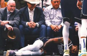 Kyrie Irving de Mavs se hunde a 2 pies antes de ser ayudado fuera de la corte con lesiones en la rodilla