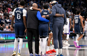 Lesión de Kyrie Irving: la estrella de Mavericks ayudó a la cancha con esguince de rodilla aterrador a medida que continúan los problemas de lesiones del equipo