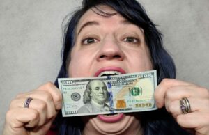 La mujer de Alaska presenta una oferta de Guinness para la boca más grande del mundo