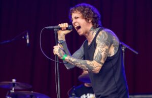 Explicando la controversia anti-trans sobre la actuación de Laura Jane Grace en un rally de Bernie Sanders