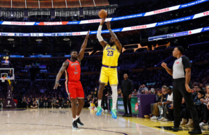 LeBron James se convierte en el primero en anotar 50,000 puntos de carrera mientras continúa liderando a los Lakers a nivel All-NBA