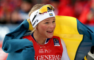 Frida Karlsson Skis Supreme para tomar el skiing de la masa de 50 km de esquí de campo a través del país de oro