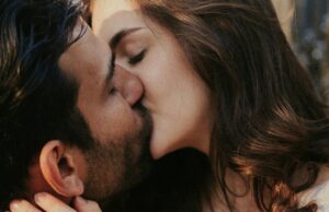 Besarse todas las noches puede reavivar la chispa de su relación