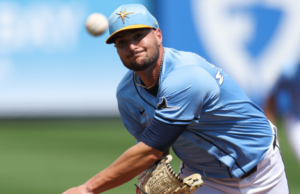 Shane McClanahan de los Rays sale con una lesión aparente en el brazo días antes del inicio programado del día de apertura