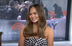 Chrissy Teigen dice que come estantes de costillas en la cama en medio de la noche, pero su descripción de cómo John Legend lo maneja en la marca