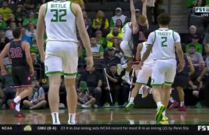 El acabado acrobático de Khawn Barthelemy ayuda a Oregon a extender el liderazgo sobre Indiana
