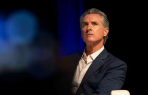 Newsom utiliza el primer episodio de podcast para ceder tierra en los derechos trans en deportes