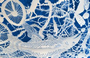 Los delicados ecosistemas convergen en las composiciones de papel de corte de Sonja Peterson – Colosal