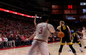 Brice Williams de Nebraska se pone astuto, arroja la pelota hacia atrás del defensor de Iowa en el camino hacia el buen final