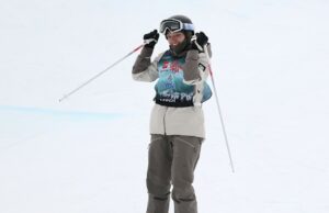 Zoe Atkin gana el primer título mundial de Halfpipe de Freeski para mujeres para completar el set de medallas