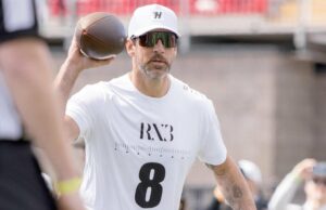 RELOJ: Aaron Rodgers, DK Metcalf Hold Sesión de lanzamiento como un sin firma QB, Steelers continúa el diálogo