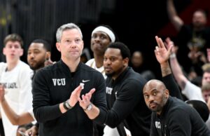 Virginia contratará a Ryan Odom, quien una vez diseñó 16 semillas de los Cavaliers No. 1 en el torneo de la NCAA