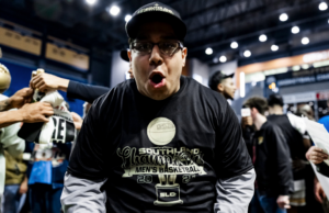 El gerente estudiantil de McNeese tiene una caja de boom, 'aura' y ahora un trato nulo mientras los Cowboys se dirigen al torneo de la NCAA