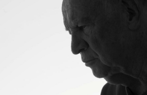 Un padre olvida el nombre de su hijo por primera vez en esta reflexión poética sobre la memoria