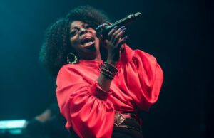 Angie Stone, artista de R&B nominada a Grammy, muerta a los 63 años después del accidente automovilístico