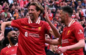 ¡Crouch de dos goles saca la celebración del robot en Liverpool Legends Win!