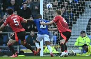 Los funcionarios de los partidos micrófonos: Howard Webb da veredicto sobre la penalización volcada de Everton contra el Manchester United | Noticias de fútbol
