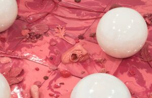 Desde la crema de mantequilla de porcelana hasta los contusiones, Jessica Stoller examina el cuerpo de género – Colosal