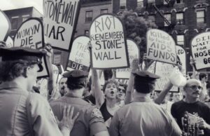 De Stonewall a ahora: LGBTQ+ Ancianos sobre el miedo de navegación en tiempos oscuros
