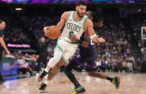 Lesión de Jayson Tatum: Celtics Star Rolls Tobillo, deja el juego vs. Kings después de aterrizar en el pie de Domantas Sabonis