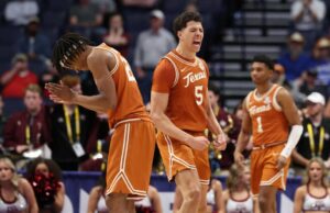 Texas en el modo 'do o muere', podría ser el 14º equipo del torneo de la NCAA de la SEC después de la victoria salvaje sobre el rival Texas A&M