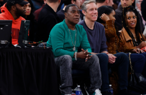 El juego Knicks-Heat retrasado después de que la comediante Tracy Morgan parece vomitar en Madison Square Garden Court