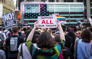 El juez federal bloquea la prohibición de Trump de las personas trans que sirven en el ejército