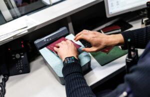 Política de pasaporte anti-Trans de EE. UU. Pide a tres países de la UE a emitir avisos de viaje