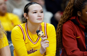 Women's March Madness 2025: USC avanza a Elite Eight con Juju Watkins Funko Pop en el banco