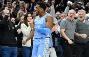 Los Cavaliers se convierten en el primer equipo de la NBA en obtener un lugar en los playoffs después de atar el calor de triple se limpió en el final salvaje