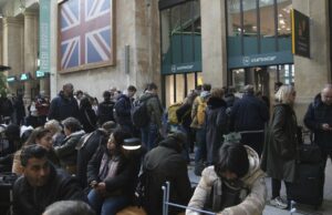 La bomba de la Segunda Guerra Mundial sin explotar en París Hade EurtarStar Viajes a Londres: NPR