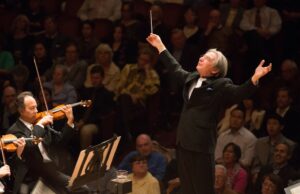 Enfrio de Tilson Thomas para llevar a cabo la sinfonía del Nuevo Mundo para dos últimos conciertos