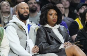 Jennifer Hudson toma uno en la cara, en la cancha con común