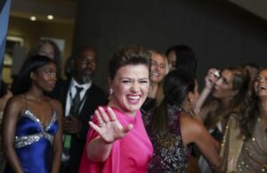 Kelly Clarkson ha sido MIA durante días. Pero no temas, fanáticos