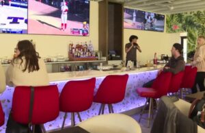 El bar deportivo femenino abre en Omaha; Octavo de tipo en el país