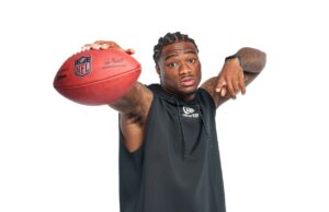Jalen Milroe cena con Steelers contingente antes del día profesional