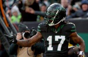 Davante Adams es oficialmente un agente libre
